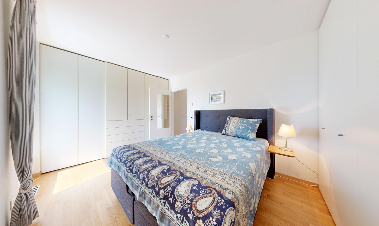 chambre avec placard, sol en finition bois, wood finish floor, cloison sèche, et drywall