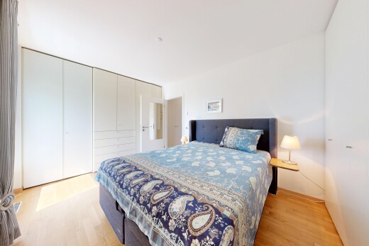 chambre avec placard, sol en finition bois, wood finish floor, cloison sèche, et drywall