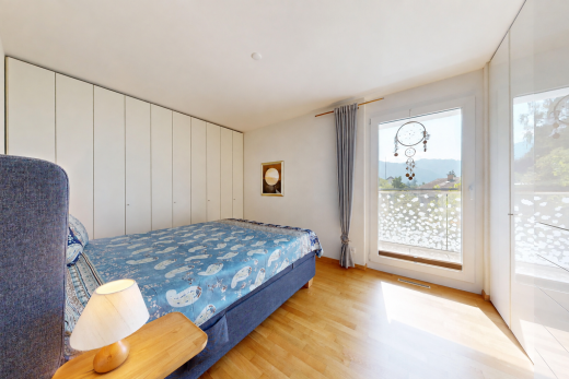 chambre avec wood finish floor, sol en finition bois, drywall, cloison sèche, et accès à l'extérieur