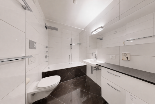 salle de bains avec mur en carrelage, tile wall, douche-bain combinés, salle de bain complète, et dark floor