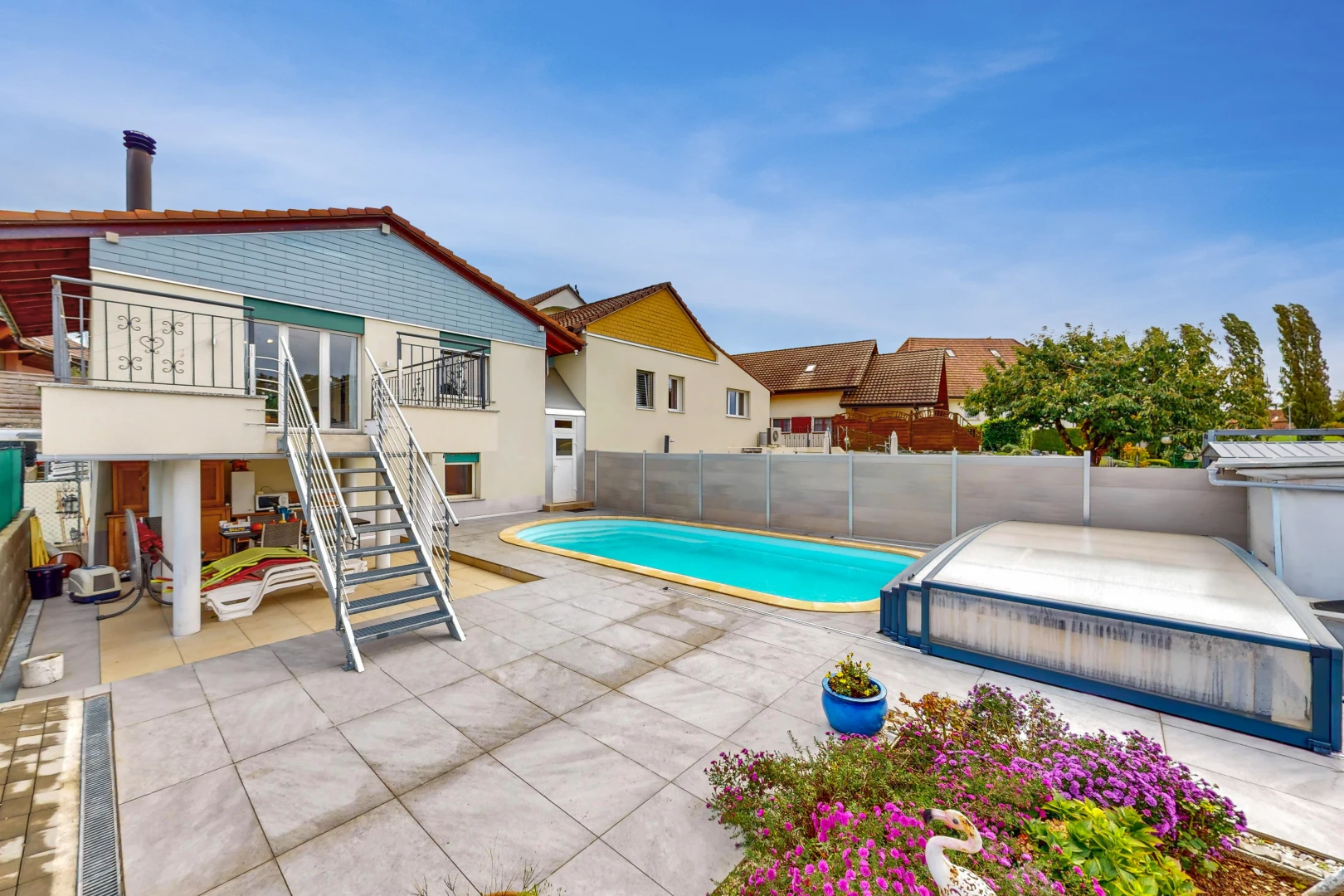 piscine avec piscine, clôture, et patio