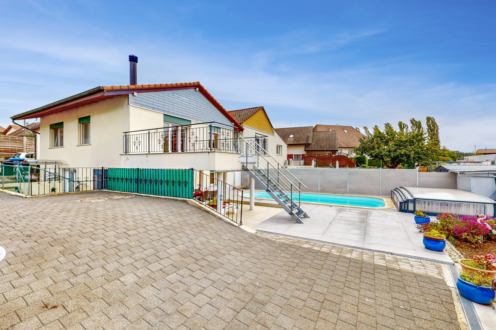 façade avec clôture, patio, et piscine