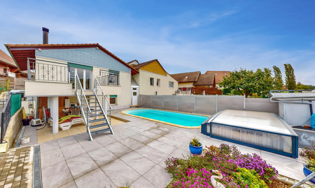 piscine avec piscine, clôture, et patio