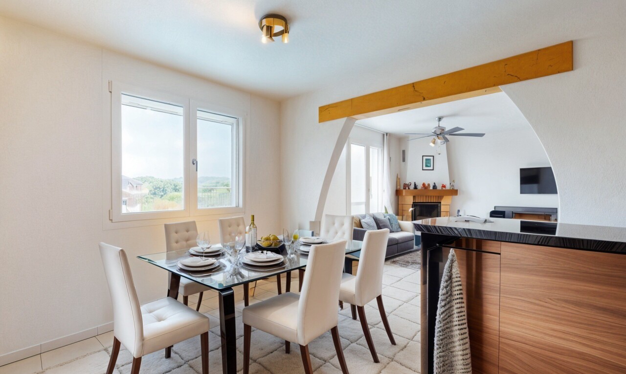 salle à manger avec drywall, cloison sèche, natural light, lumière naturelle, et cheminée