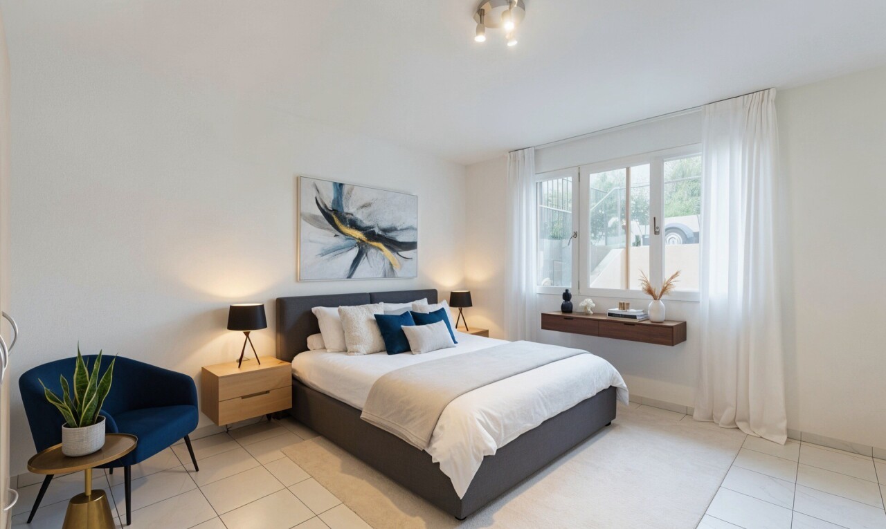 chambre avec tile floor, sol en carrelage, natural light, lumière naturelle, et drywall