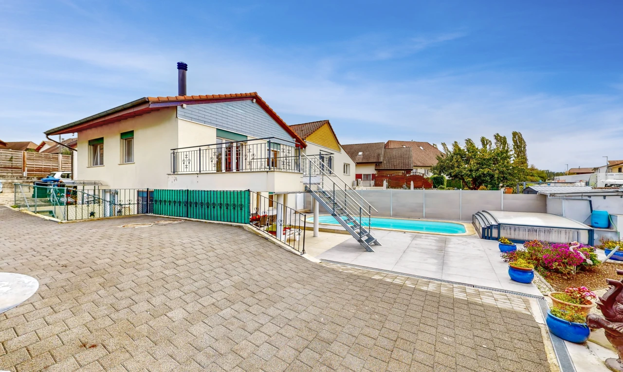 façade avec clôture, patio, et piscine
