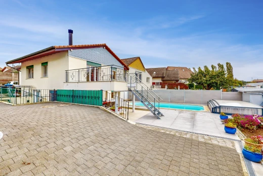 façade avec clôture, patio, et piscine