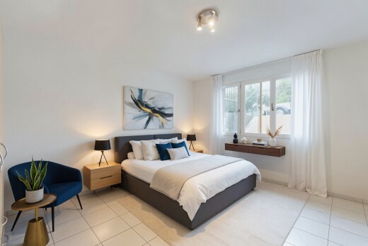 chambre avec tile floor, sol en carrelage, natural light, lumière naturelle, et drywall