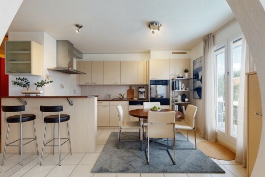 cuisine avec backsplash, dosseret, virtually staged, hotte, et armoires crème