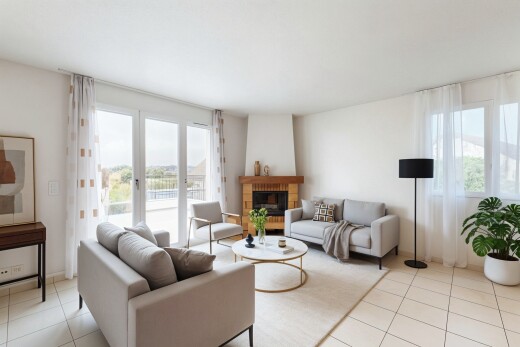 salon avec inside property, tile floor, sol en carrelage, drywall, et cloison sèche