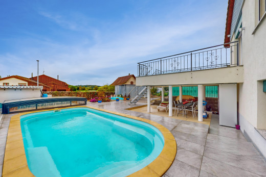 schwimmbad mit terrasse und schwimmbad