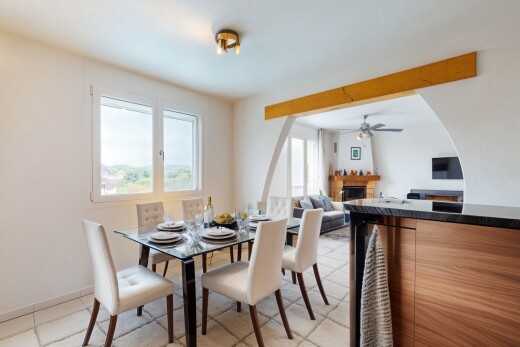 salle à manger avec drywall, cloison sèche, natural light, lumière naturelle, et cheminée