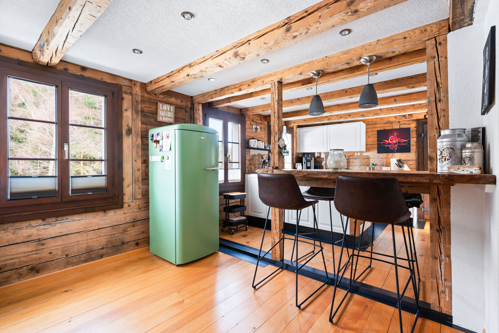 cuisine avec réfrigérateur, beamed ceiling, plafond à poutres, wood finish floor, et sol en finition bois