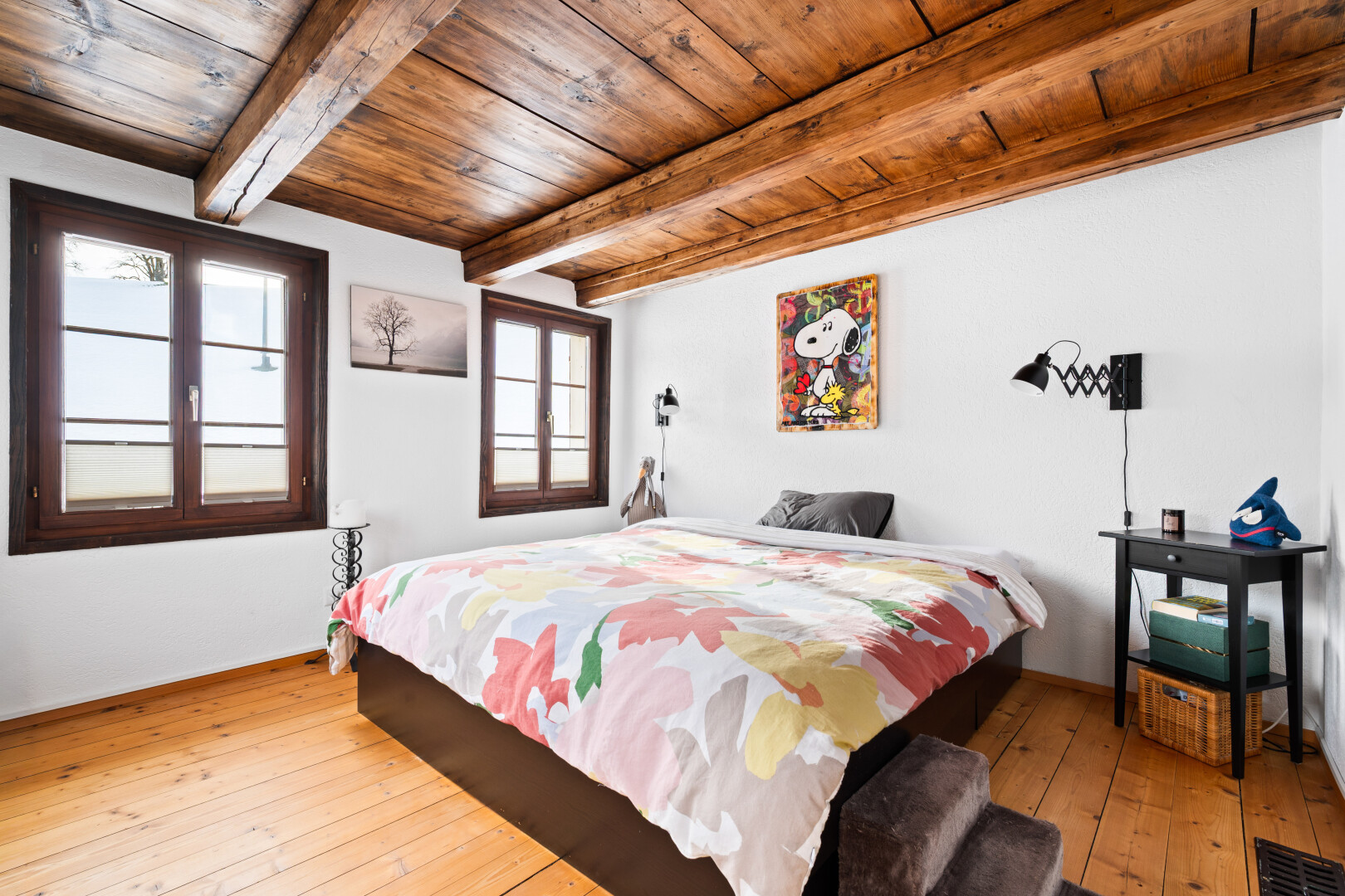 chambre avec plafond en bois, wood ceiling, hardwood floor, inside property, et sol en finition bois