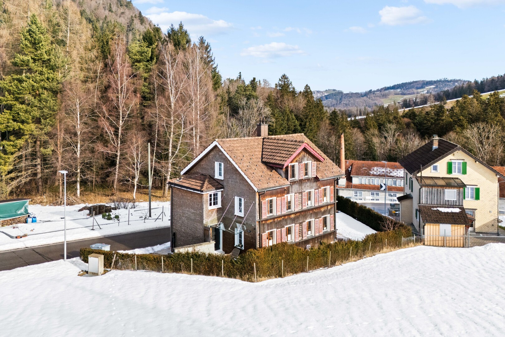 façade avec day time, cheminée, et snow