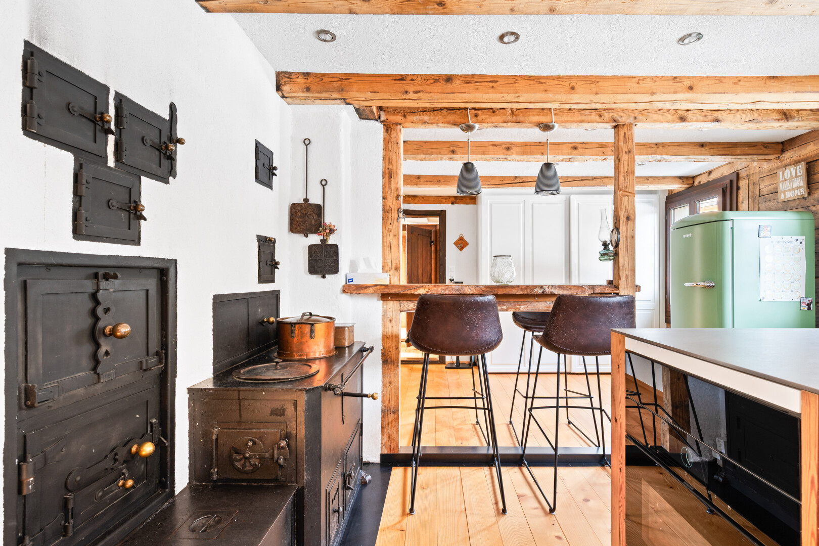 cuisine avec wood finish floor, sol en finition bois, inside property, pendant lighting, et éclairage suspendu