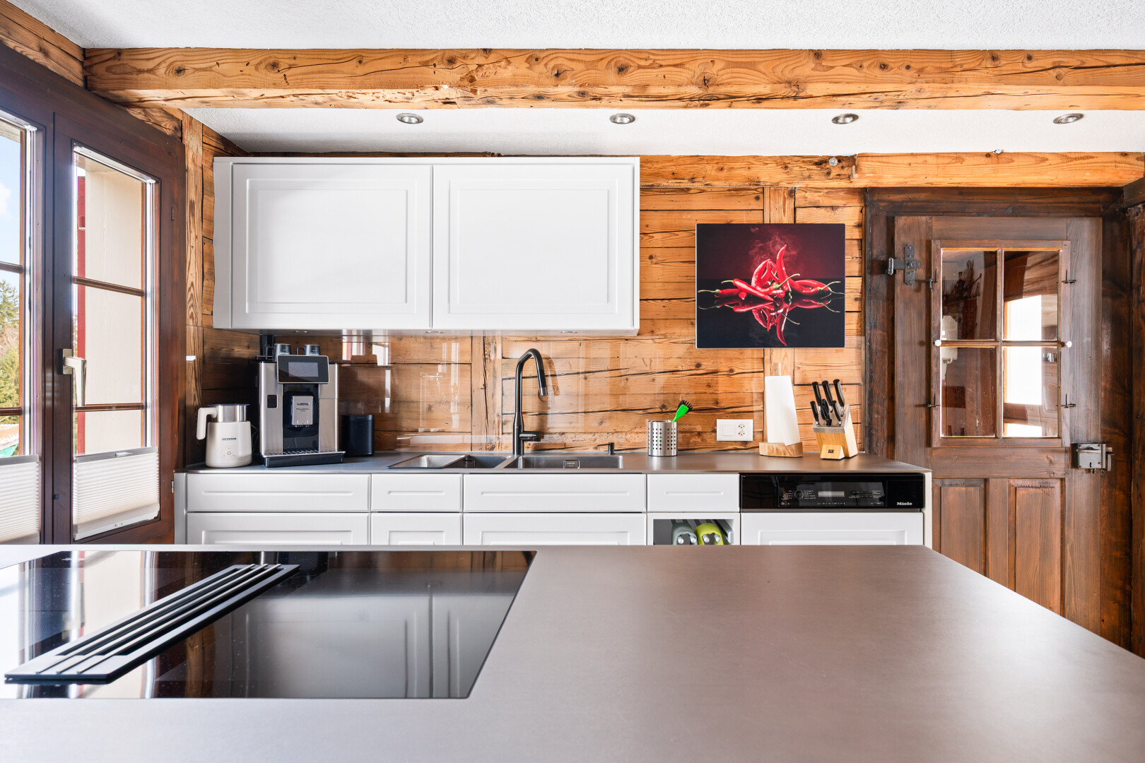 cuisine avec natural light, lumière naturelle, white cabinets, armoires blanches, et inside property