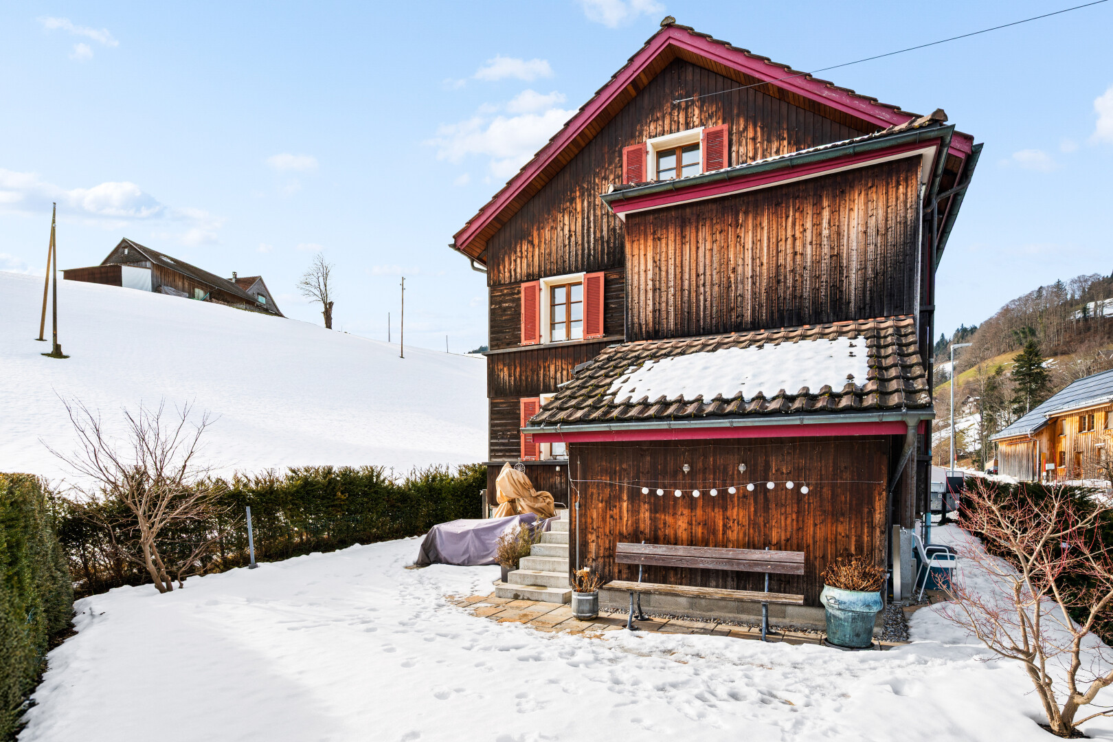 façade avec snow, bardage en bois, bardage vertical, day time, et property visible