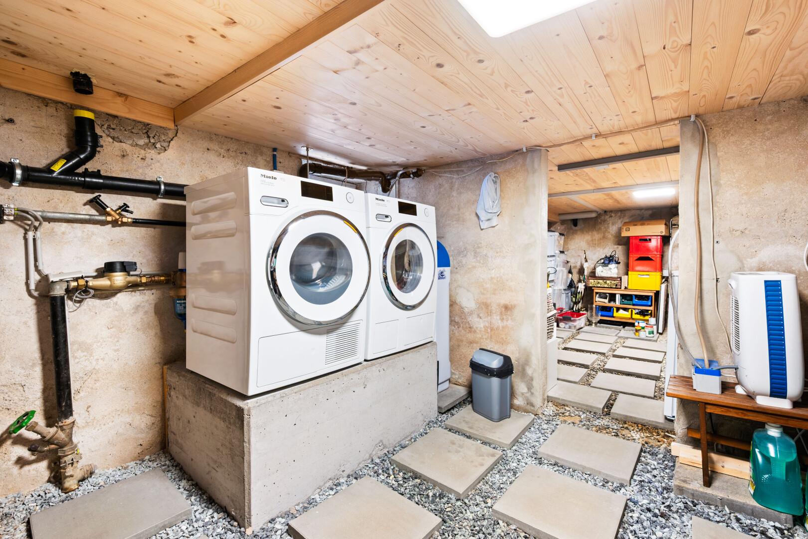 buanderie avec sous-sol, inside property, buanderie, wood ceiling, et plafond en bois