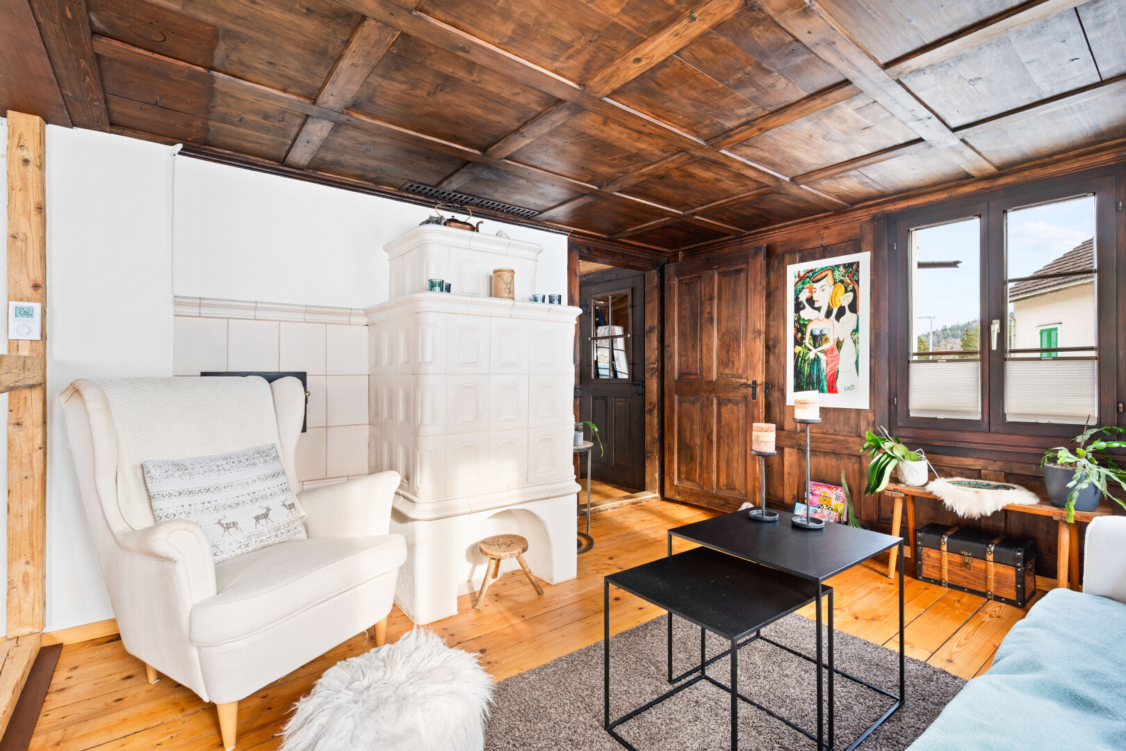 salon avec plafond en bois, wood ceiling, mur en bois, wood wall, et virtually staged