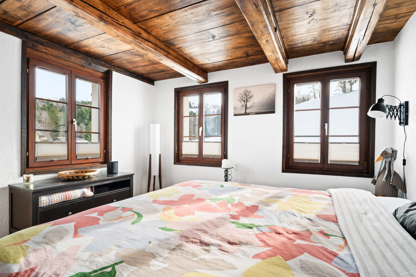 chambre avec wood ceiling, plafond en bois, inside property, beamed ceiling, et plafond à poutres