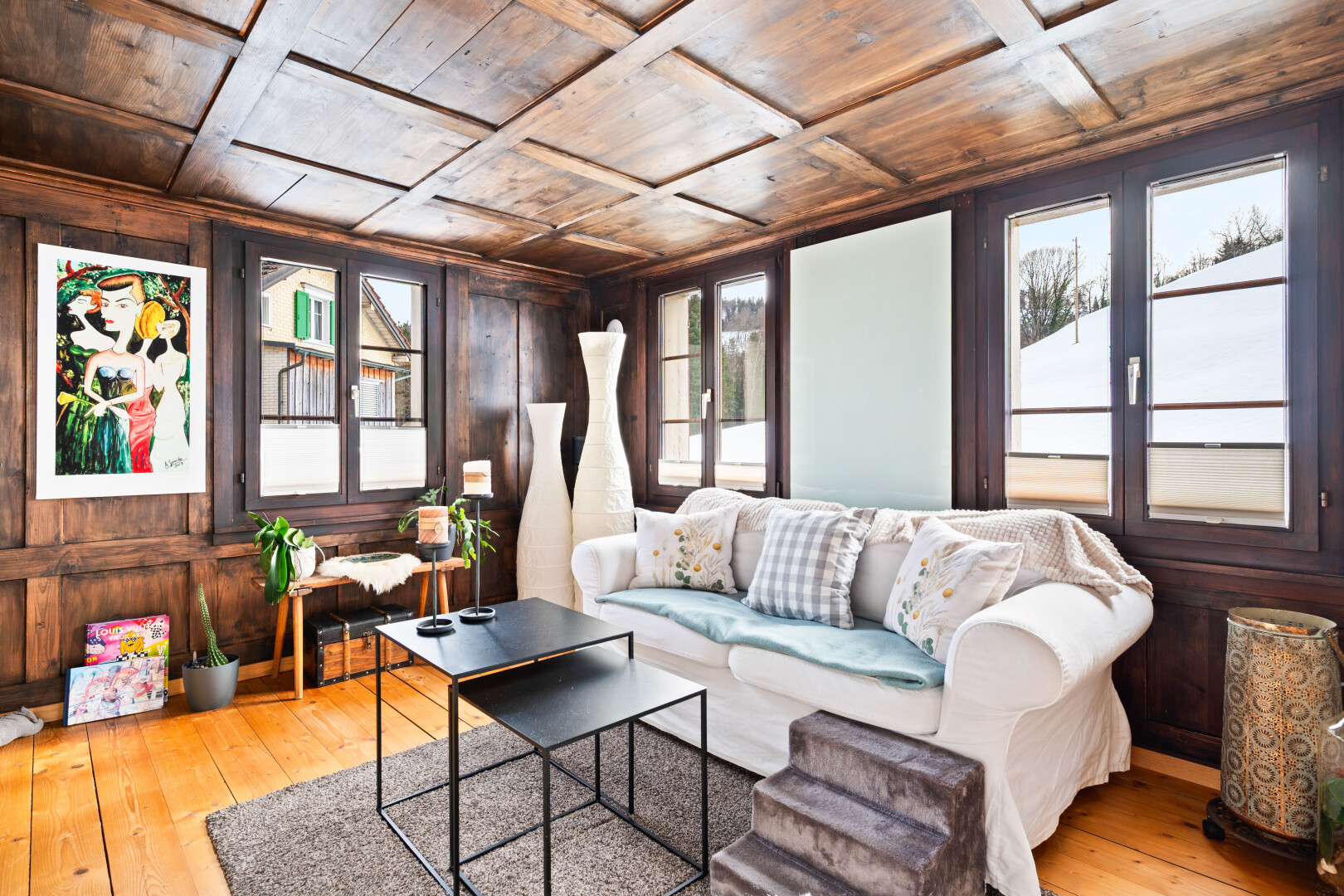 salon avec plafond en bois, wood ceiling, hardwood floor, mur en bois, et wood wall