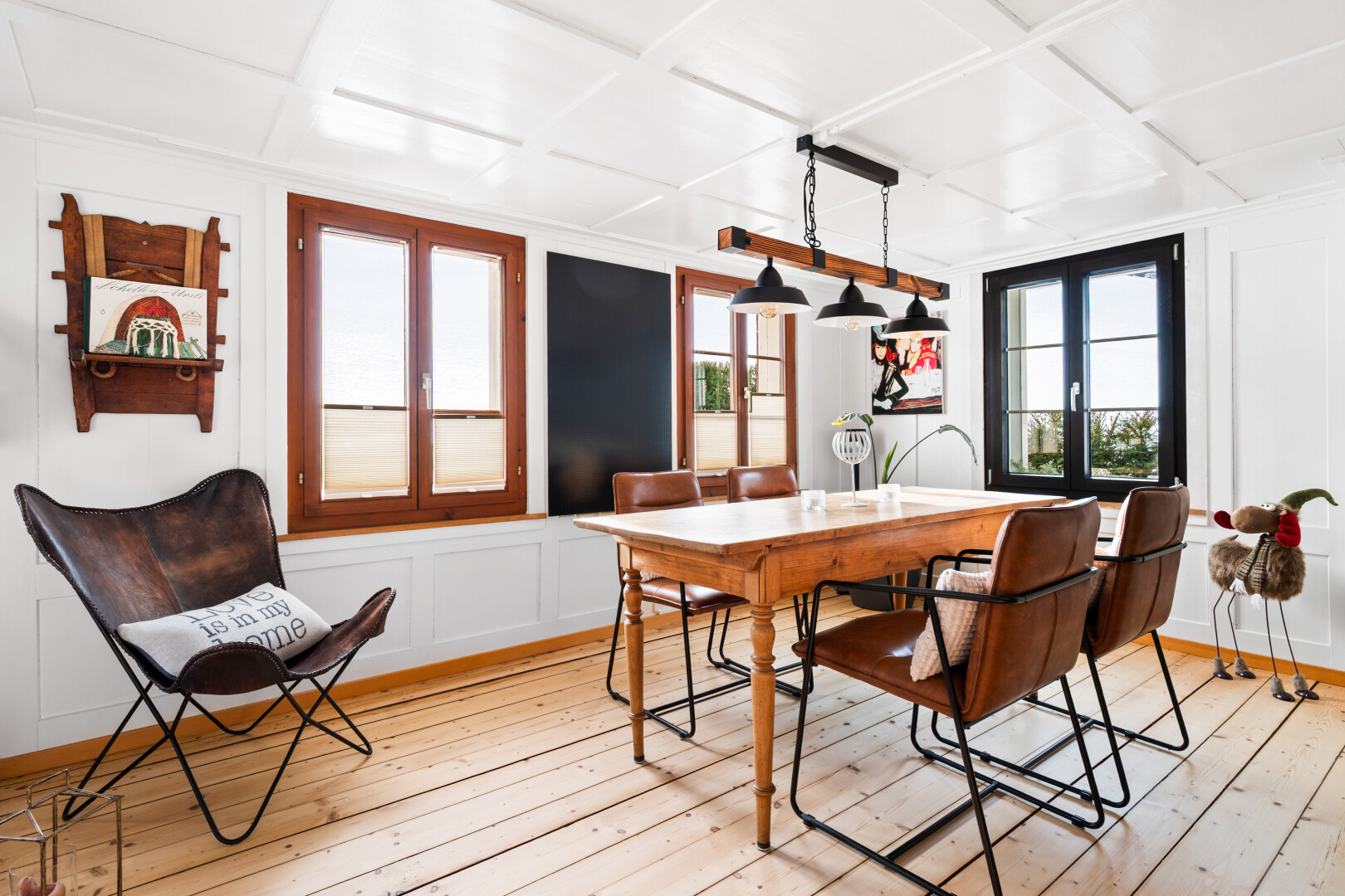 salle à manger avec sol en finition bois, wood finish floor, mur panneauté, paneling wall, et hardwood floor