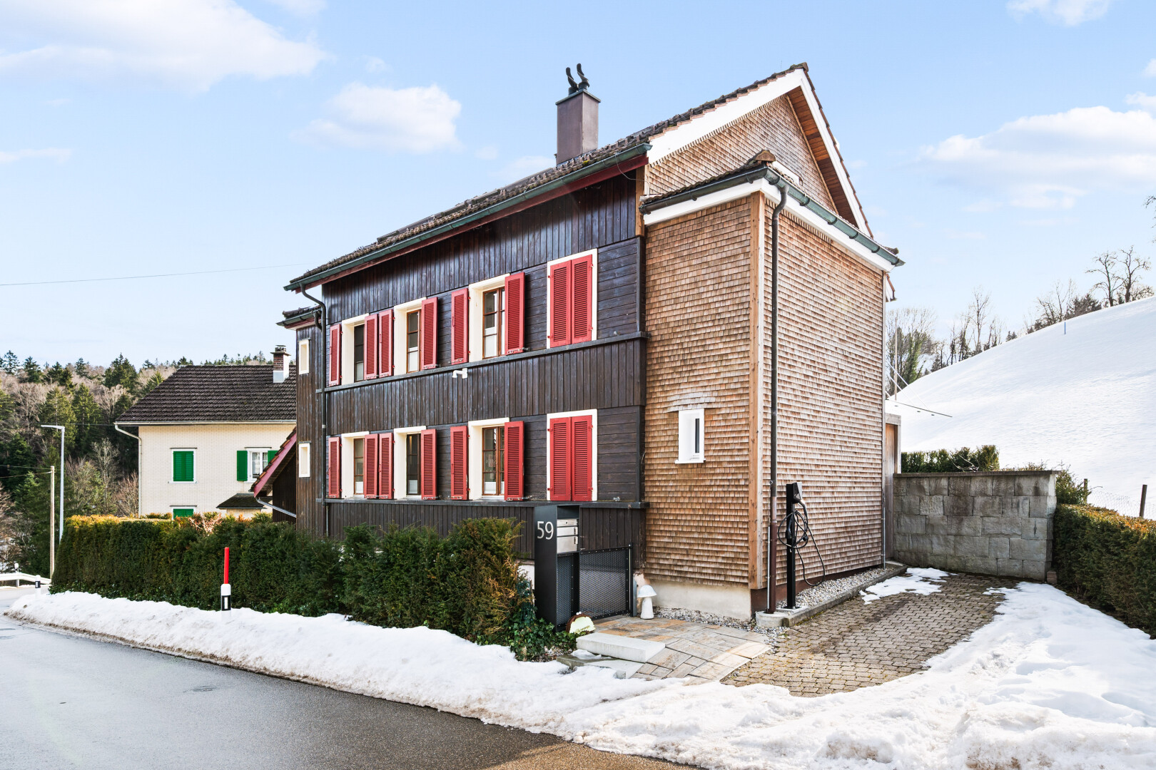 façade avec snow, bardage vertical, fondation en béton, day time, et cheminée