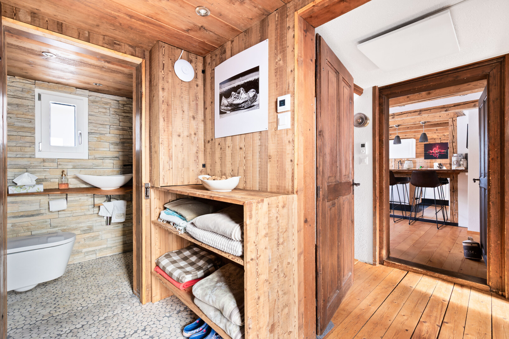 salle de bains avec wood wall, mur en bois, wood ceiling, plafond en bois, et inside property