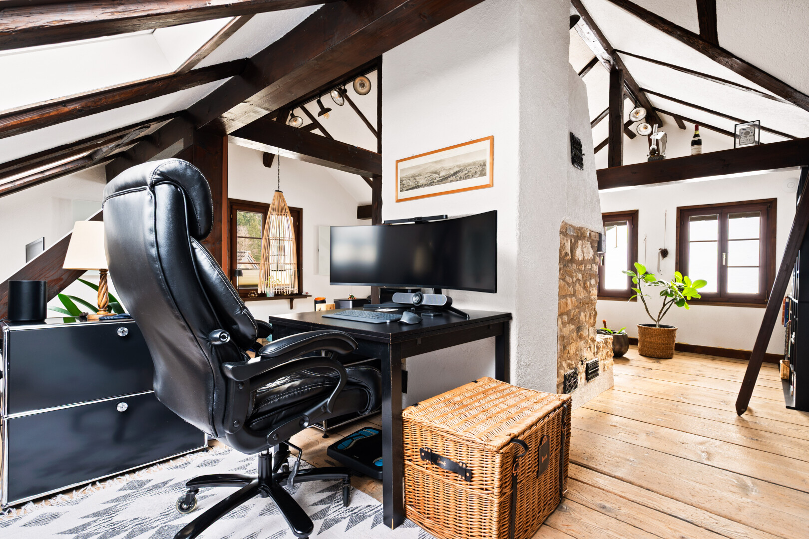 bureau avec vaulted ceiling, plafond voûté, télévision, wood finish floor, et sol en finition bois
