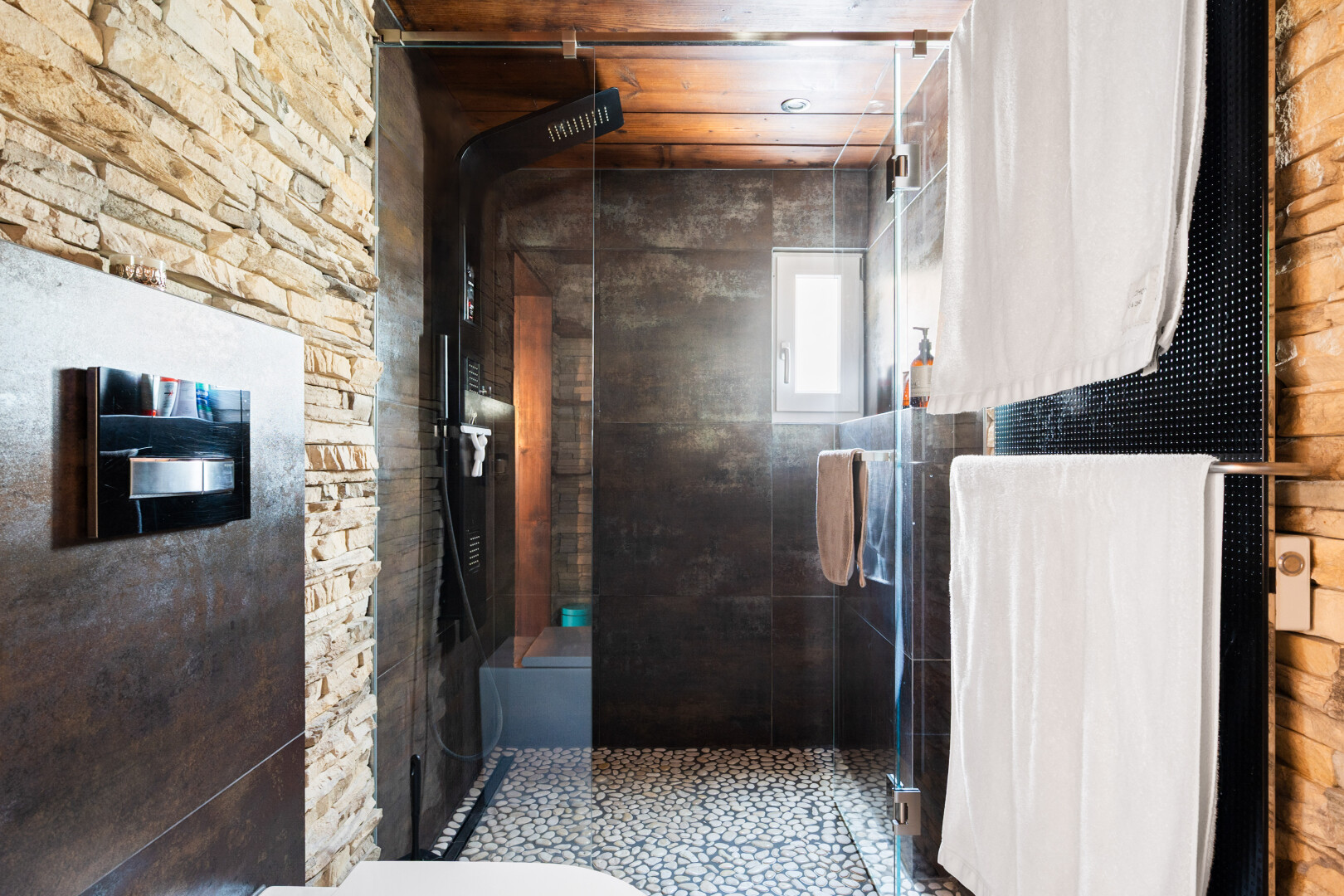 salle de bains avec douche, salle de bain complète, inside property, toilette, et lumière naturelle