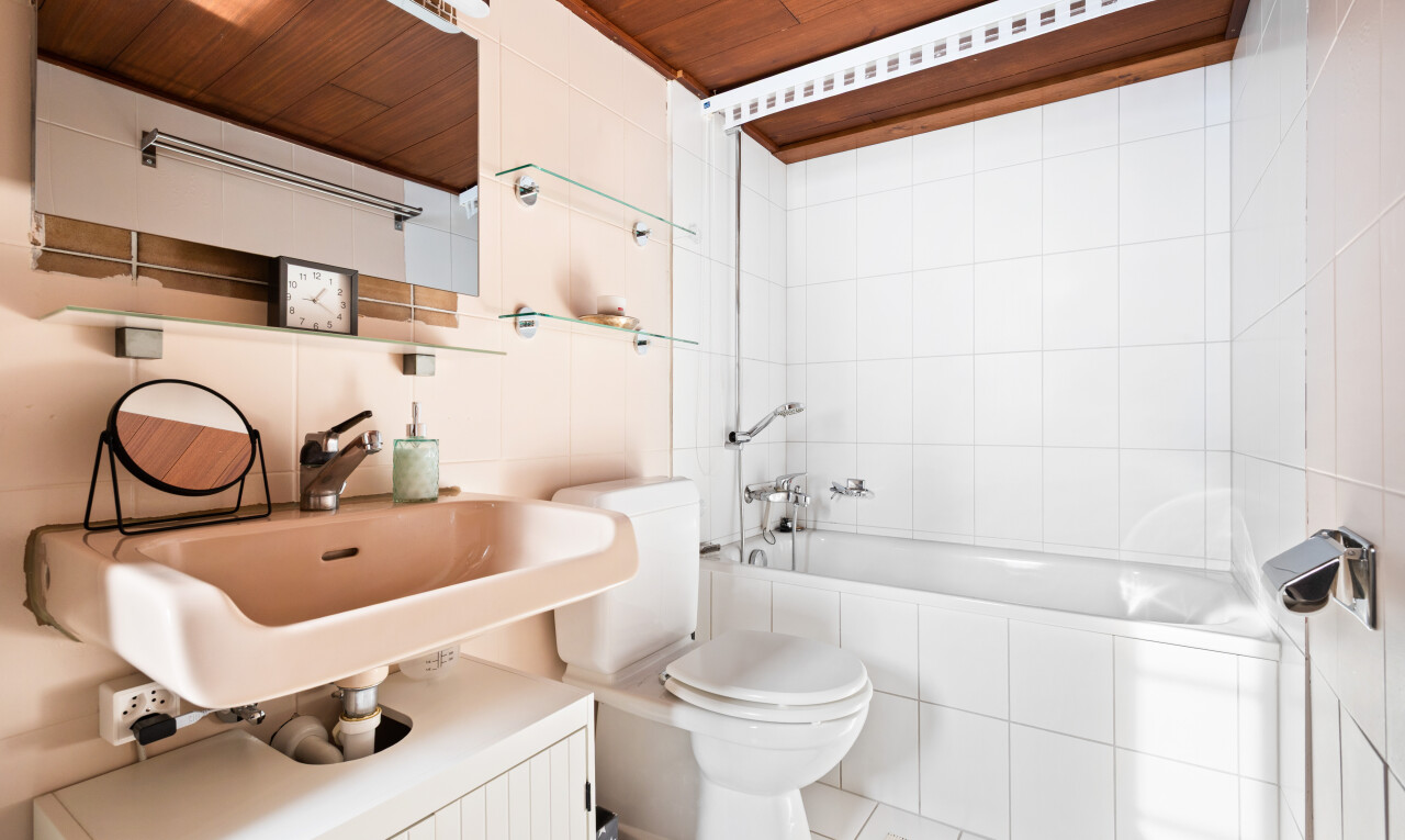 salle de bains avec salle de bain complète, toilette, wood ceiling, plafond en bois, et miroir