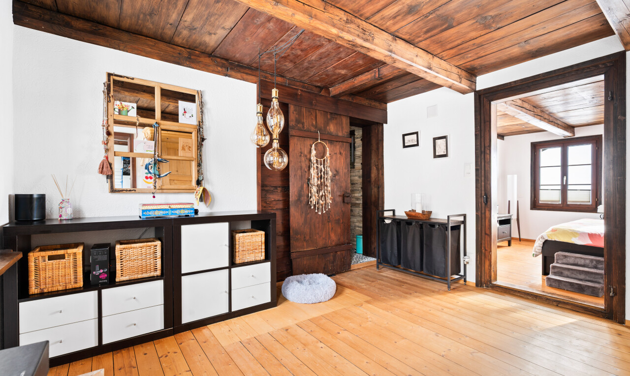 couloir avec wood ceiling, plafond en bois, hardwood floor, drywall, et cloison sèche