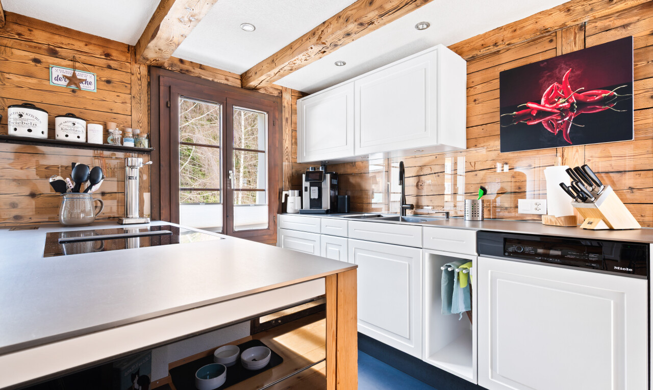 cuisine avec mur en bois, wood wall, white cabinets, armoires blanches, et lave-vaisselle