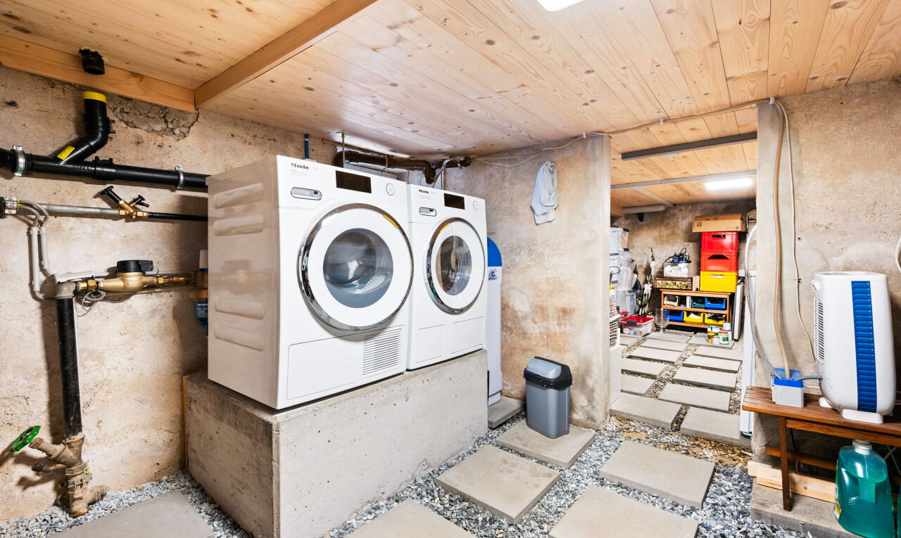 buanderie avec sous-sol, inside property, buanderie, wood ceiling, et plafond en bois