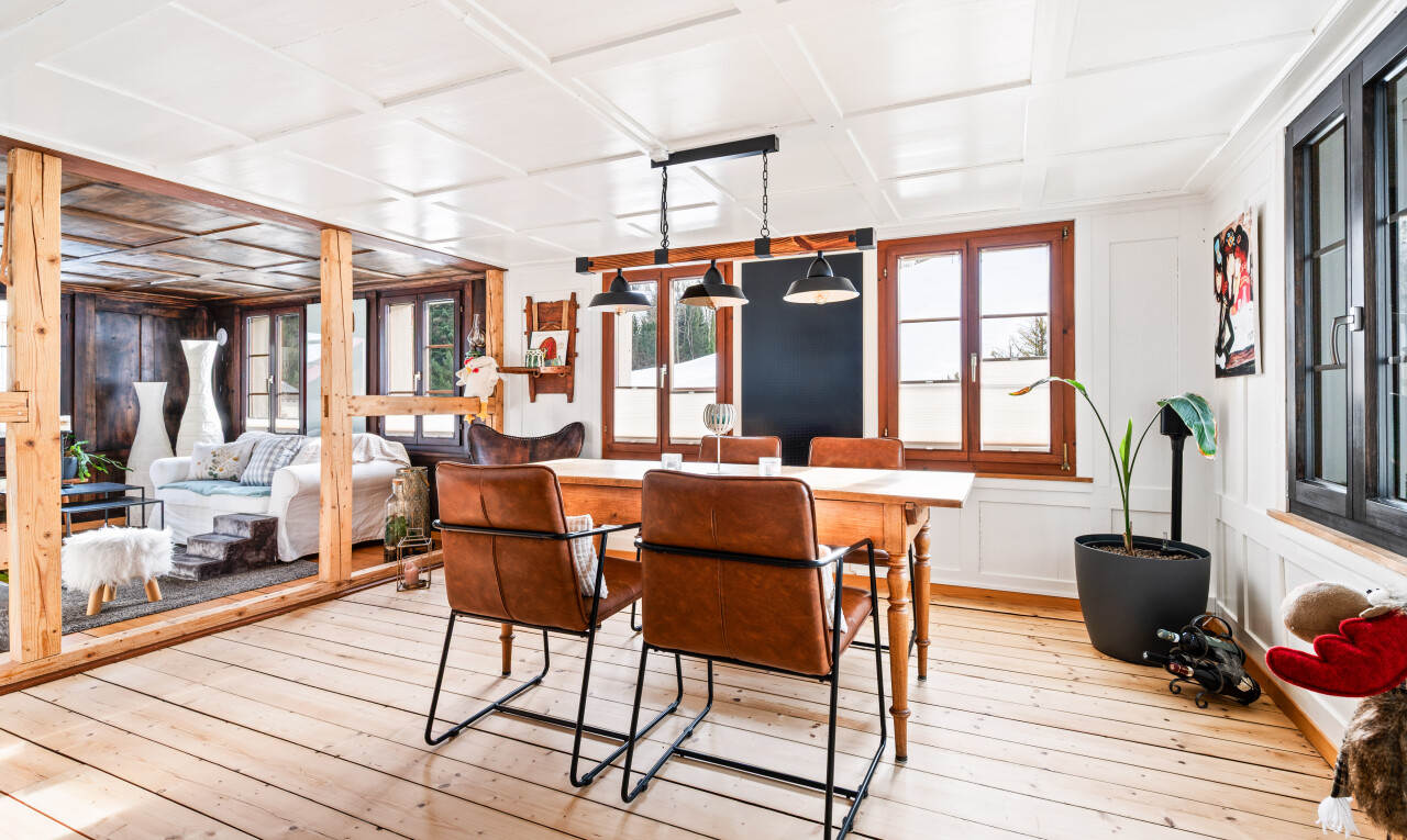 salle à manger avec hardwood floor, sol en finition bois, wood finish floor, mur panneauté, et paneling wall