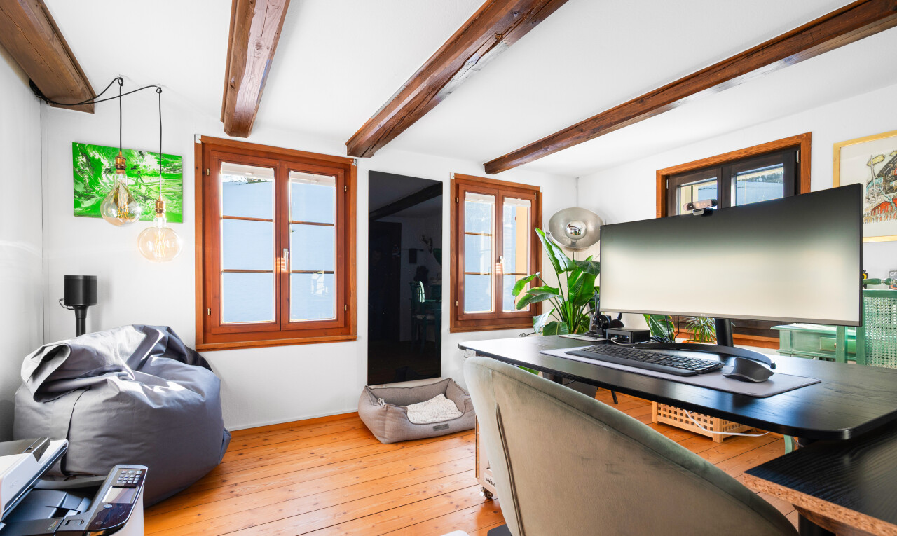 cuisine avec hardwood floor, télévision, wood finish floor, sol en finition bois, et beamed ceiling
