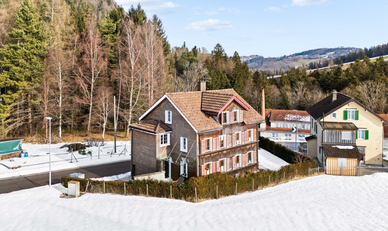 façade avec day time, cheminée, et snow