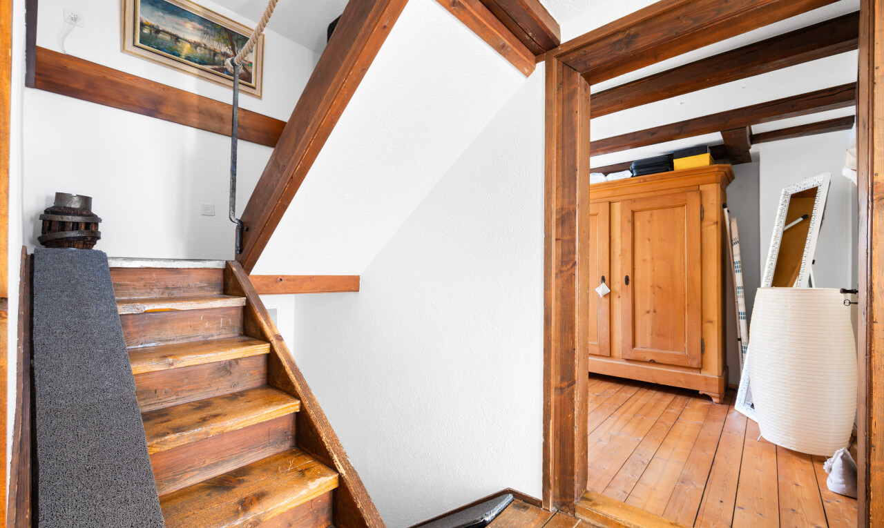 escaliers avec escaliers, hardwood floor, inside property, sol en finition bois, et wood finish floor