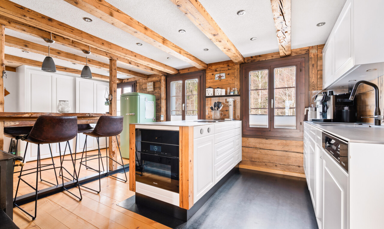 cuisine avec armoires blanches, white cabinets, plans de travail, light countertops, et sol en finition bois