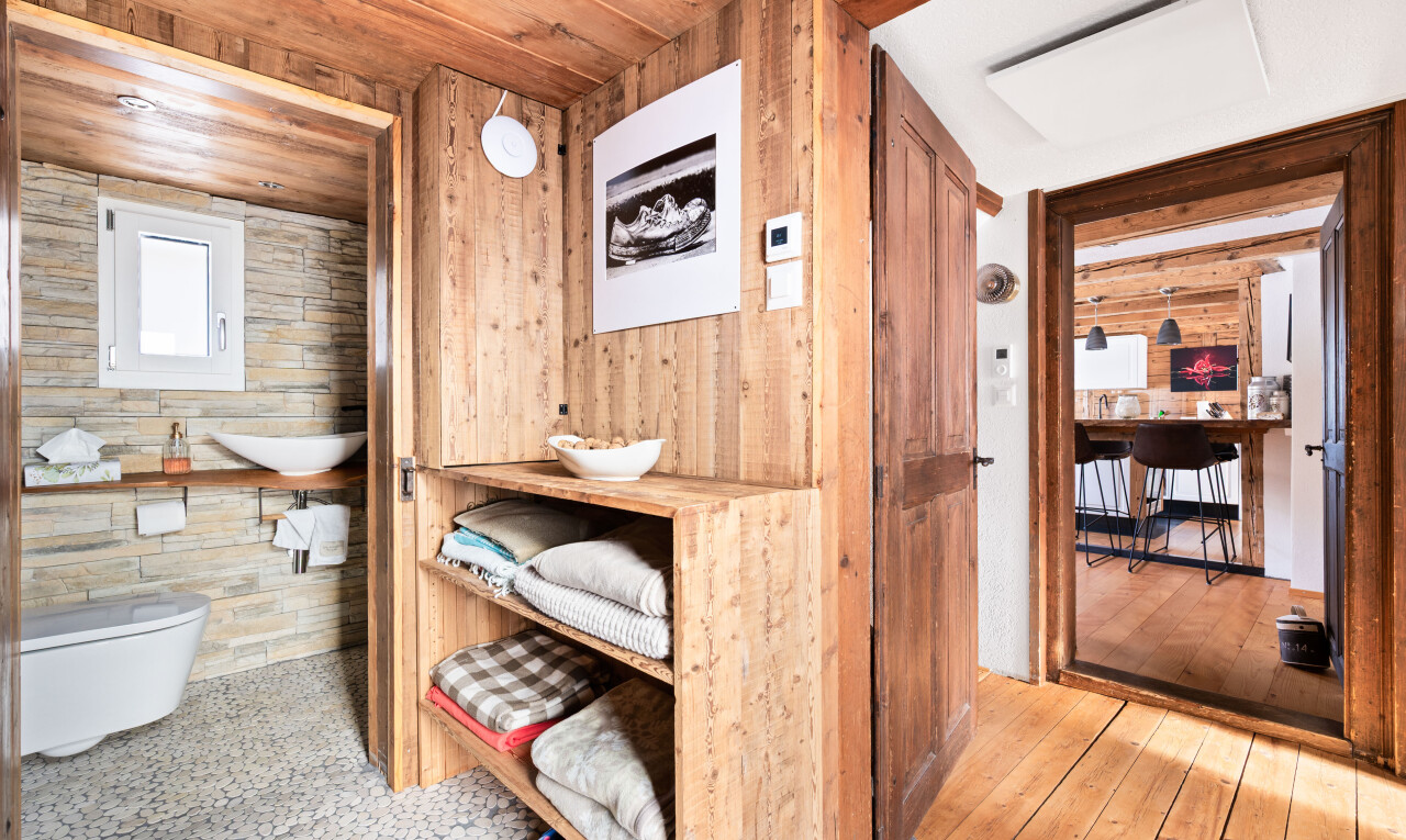 salle de bains avec wood wall, mur en bois, wood ceiling, plafond en bois, et inside property