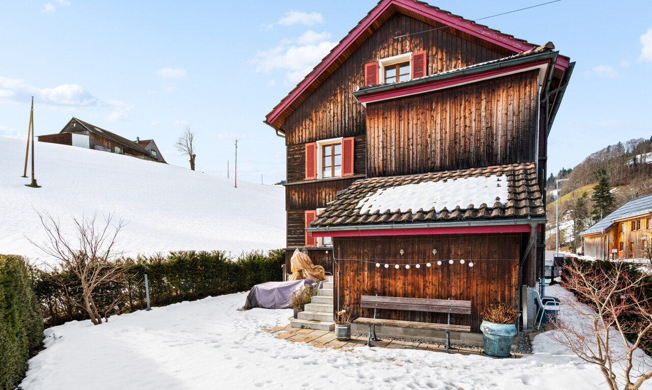 façade avec snow, bardage en bois, bardage vertical, day time, et property visible