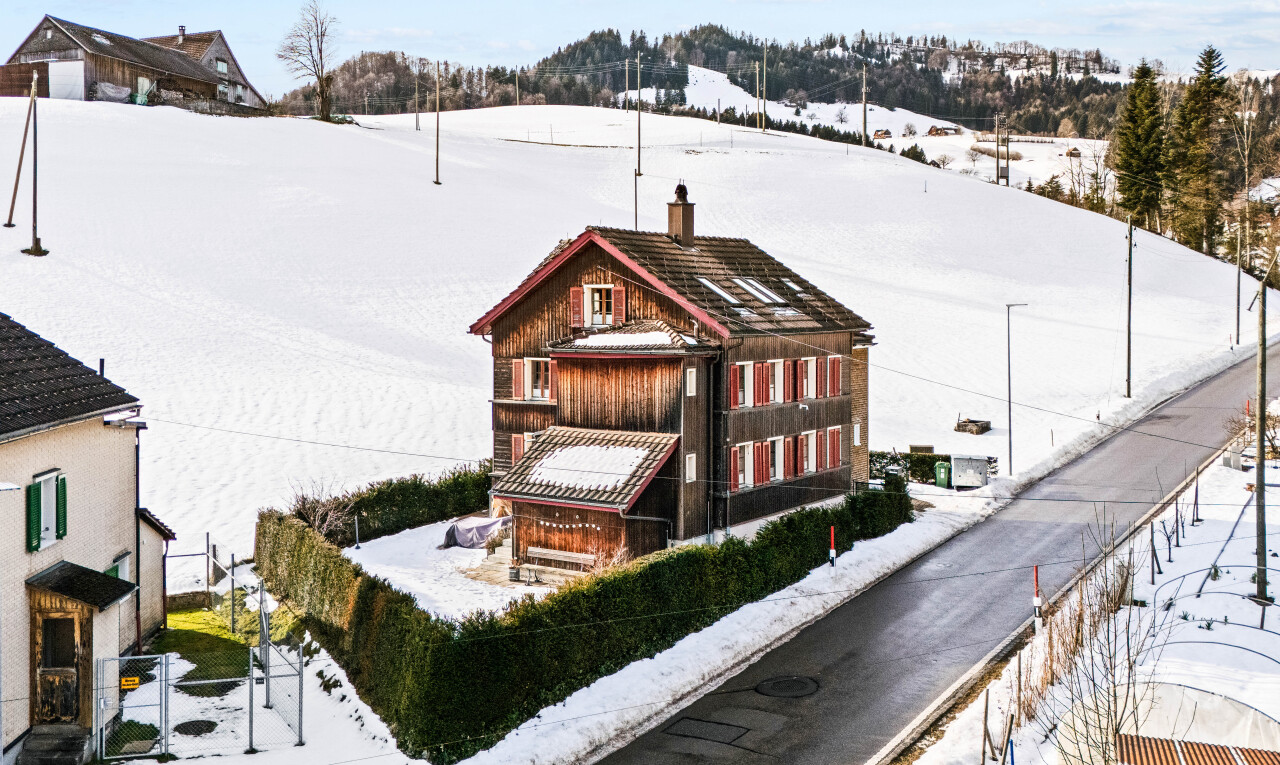 façade avec snow, cheminée, day time, drone view, et portail