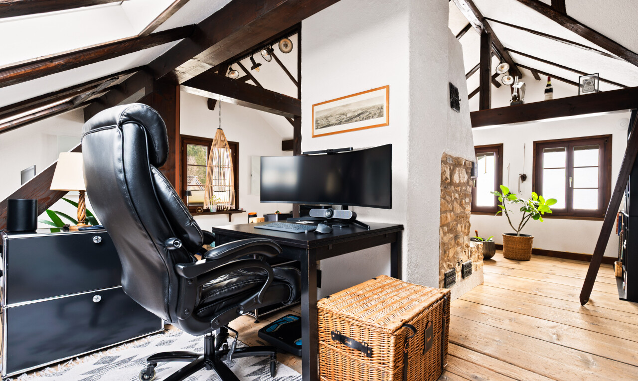 bureau avec vaulted ceiling, plafond voûté, télévision, wood finish floor, et sol en finition bois