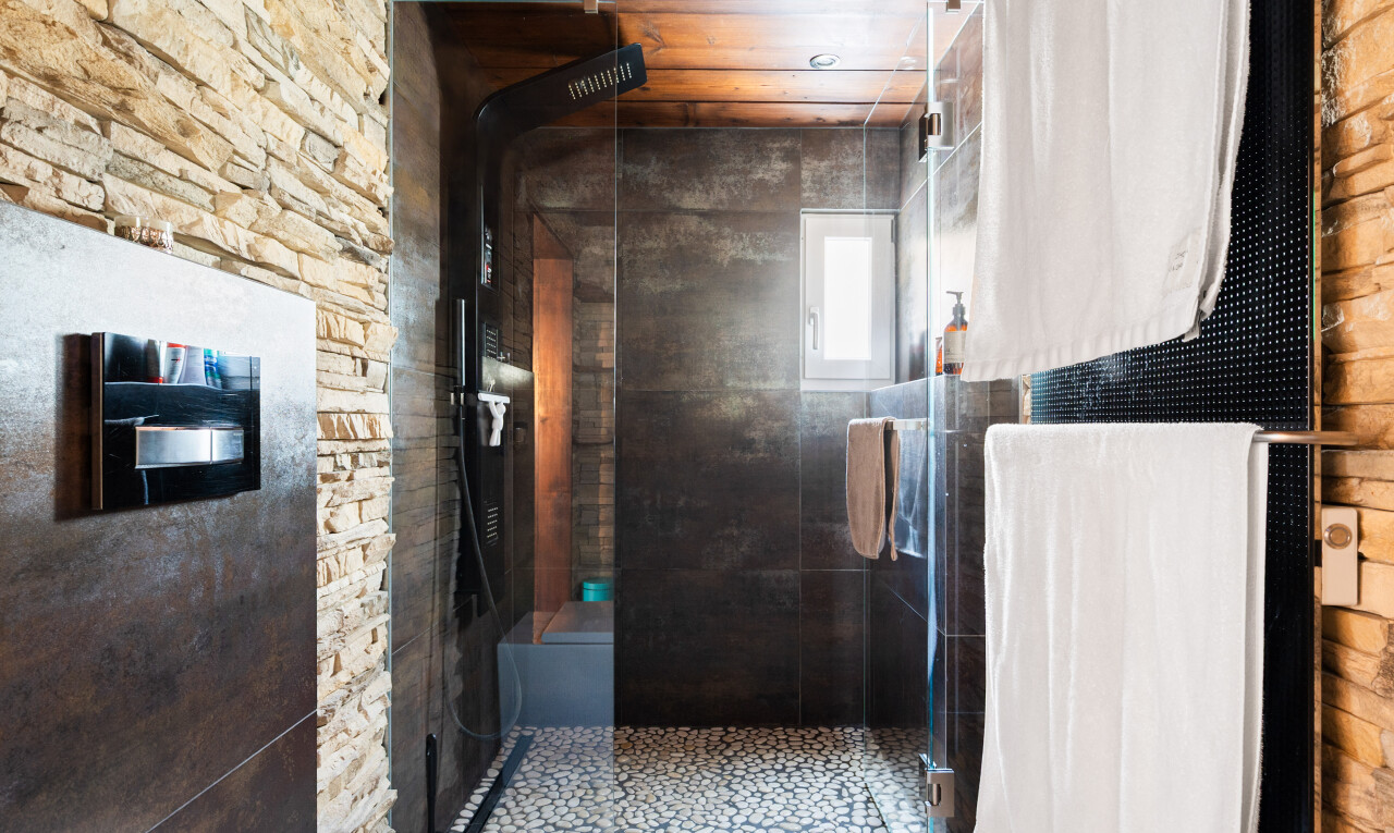 salle de bains avec douche, salle de bain complète, inside property, toilette, et lumière naturelle
