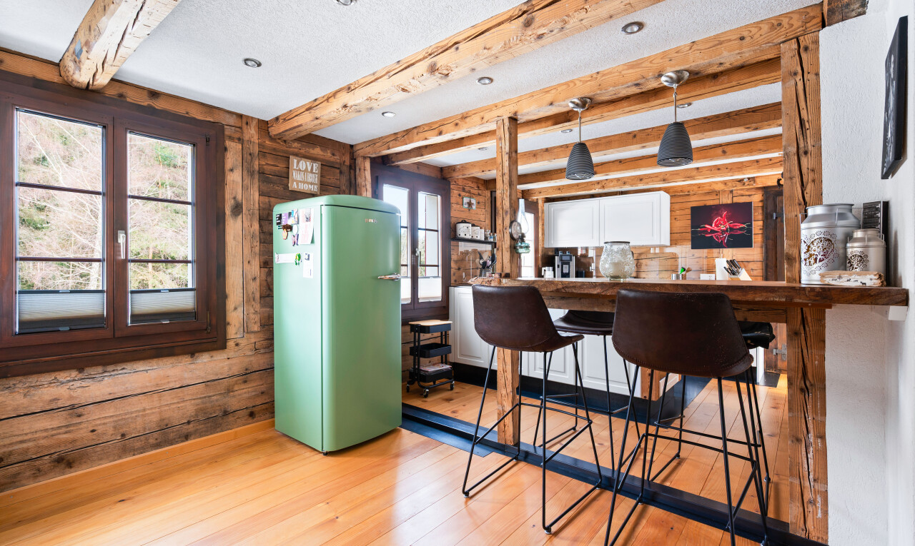cuisine avec réfrigérateur, beamed ceiling, plafond à poutres, wood finish floor, et sol en finition bois