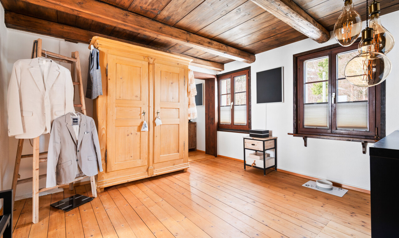 gym avec hardwood floor, plafond en bois, wood ceiling, sol en finition bois, et wood finish floor
