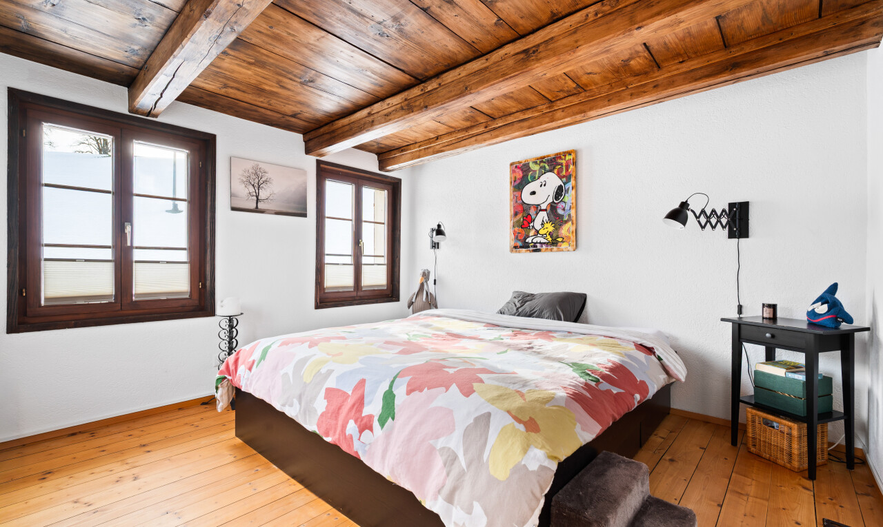 chambre avec plafond en bois, wood ceiling, hardwood floor, inside property, et sol en finition bois