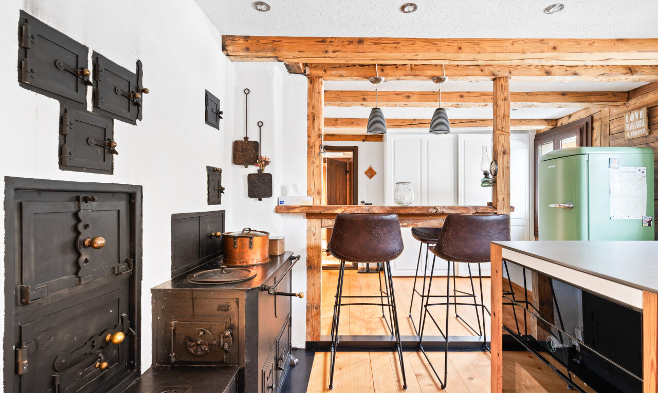 cuisine avec wood finish floor, sol en finition bois, inside property, pendant lighting, et éclairage suspendu
