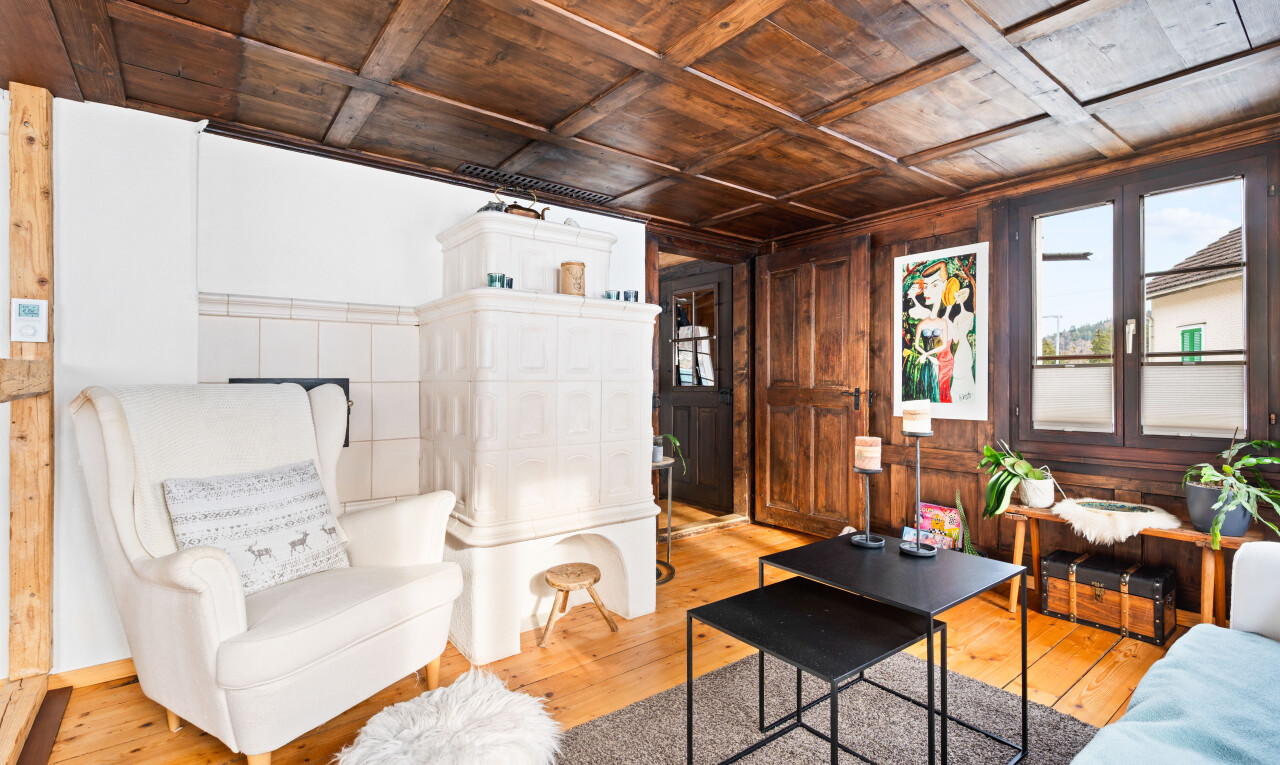 salon avec plafond en bois, wood ceiling, mur en bois, wood wall, et virtually staged